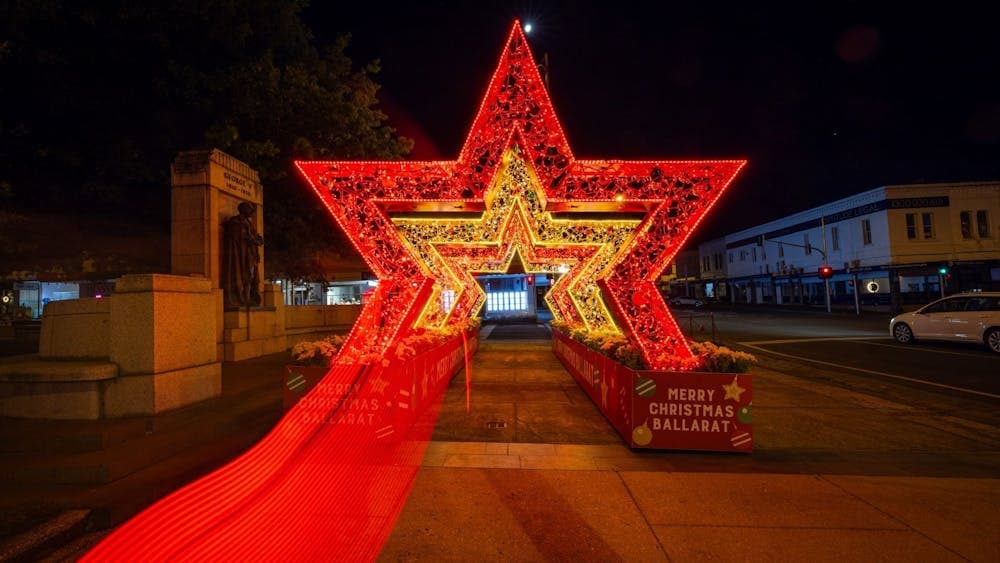 A front on view of the giant red and yellow stars that form an arch