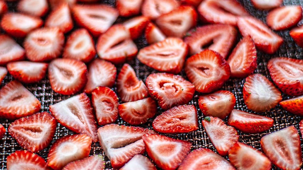 Dehydrating fresh strawberries